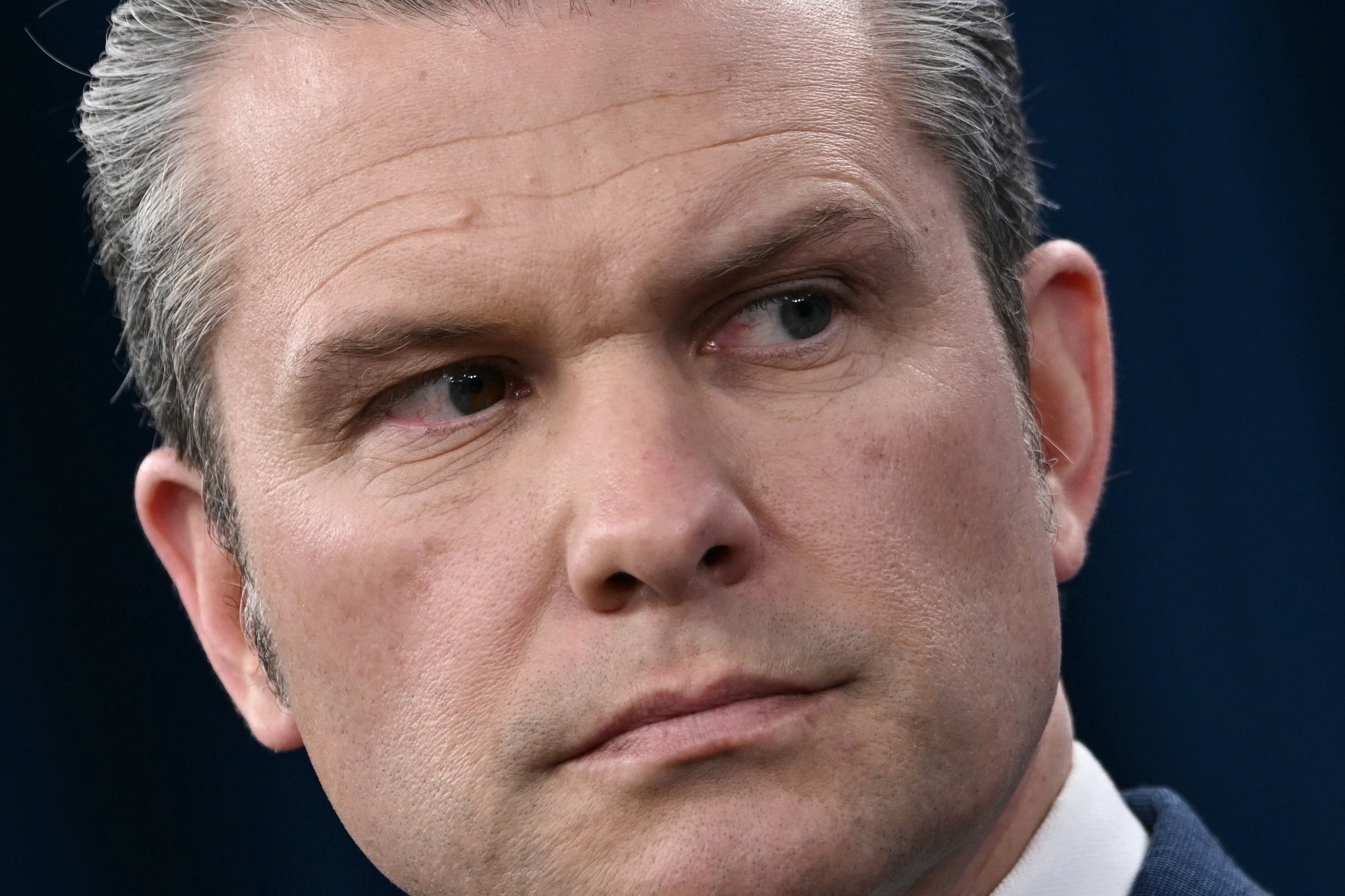 Pete Hegseths ansikt fyller det meste av rammen, og han ser bekymret bort til siden