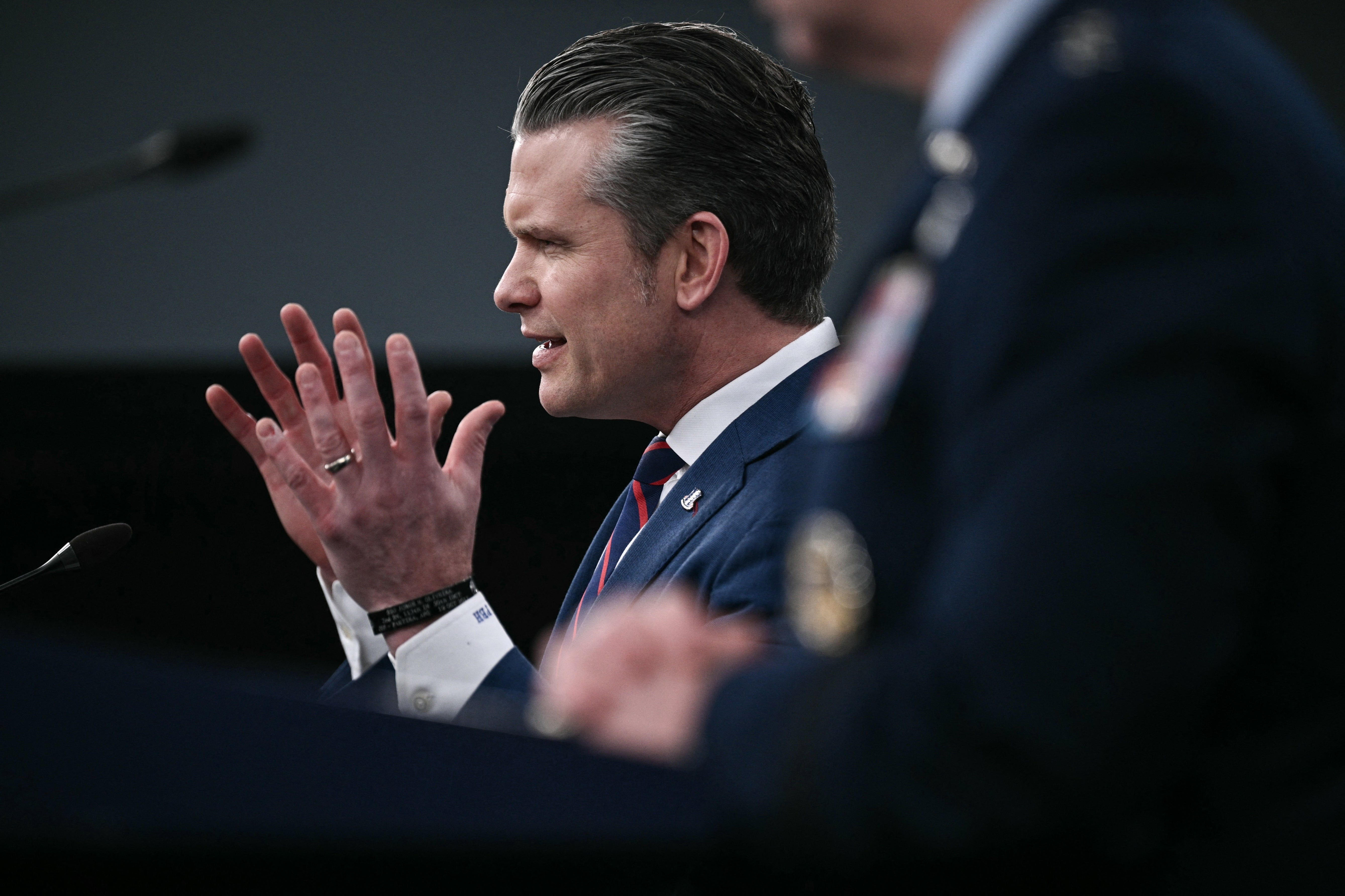 Pete Hegseth snakker med hendene holdt noen centimeter fra hverandre