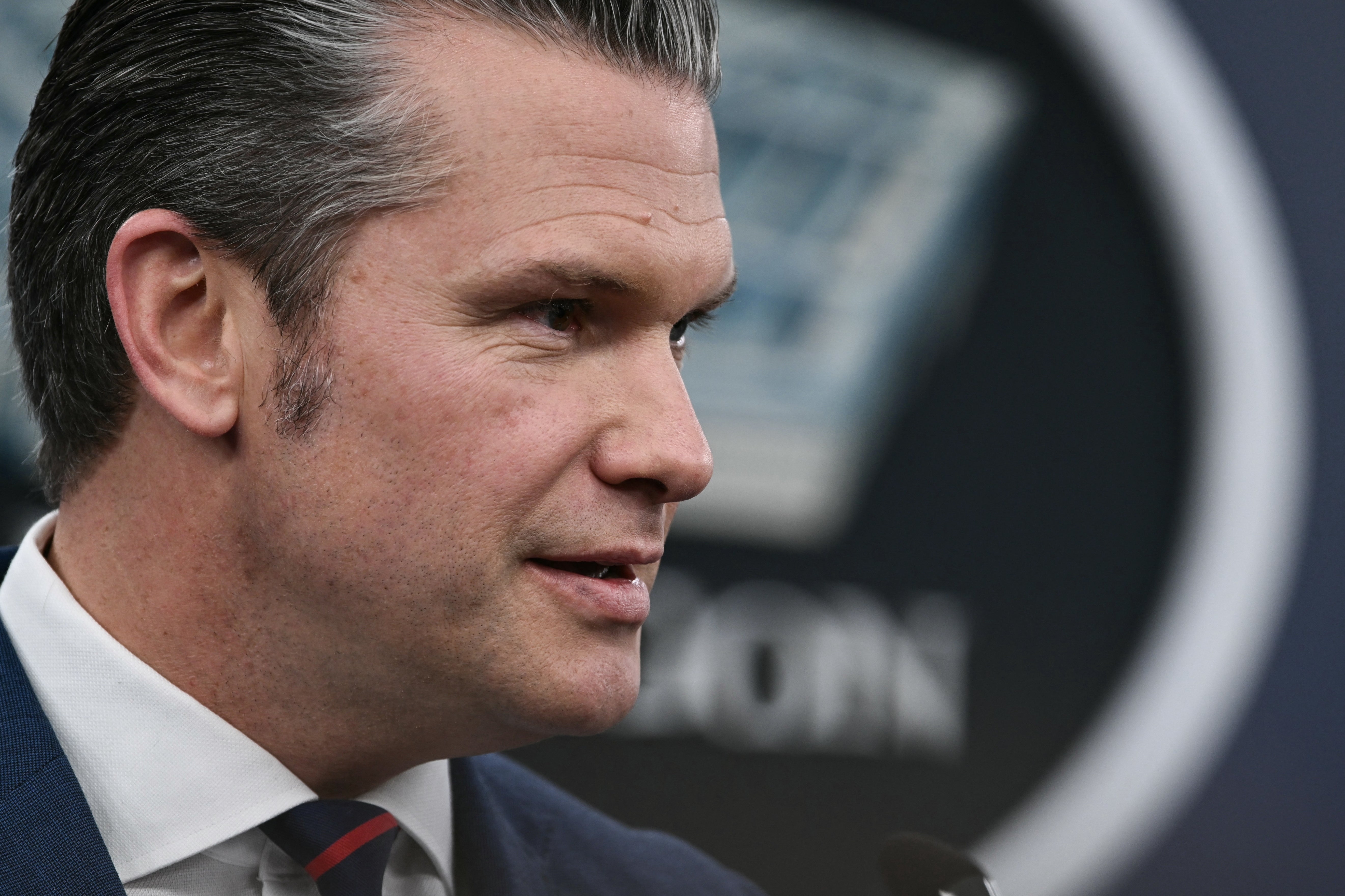 Pete Hegseths profilvisning foran et uskarpt Pentagon-skilt