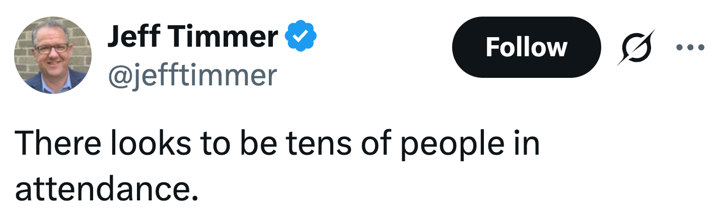 Tweet fra Jeff Timmer lyder: "Det ser ut til å være titalls mennesker til stede."
