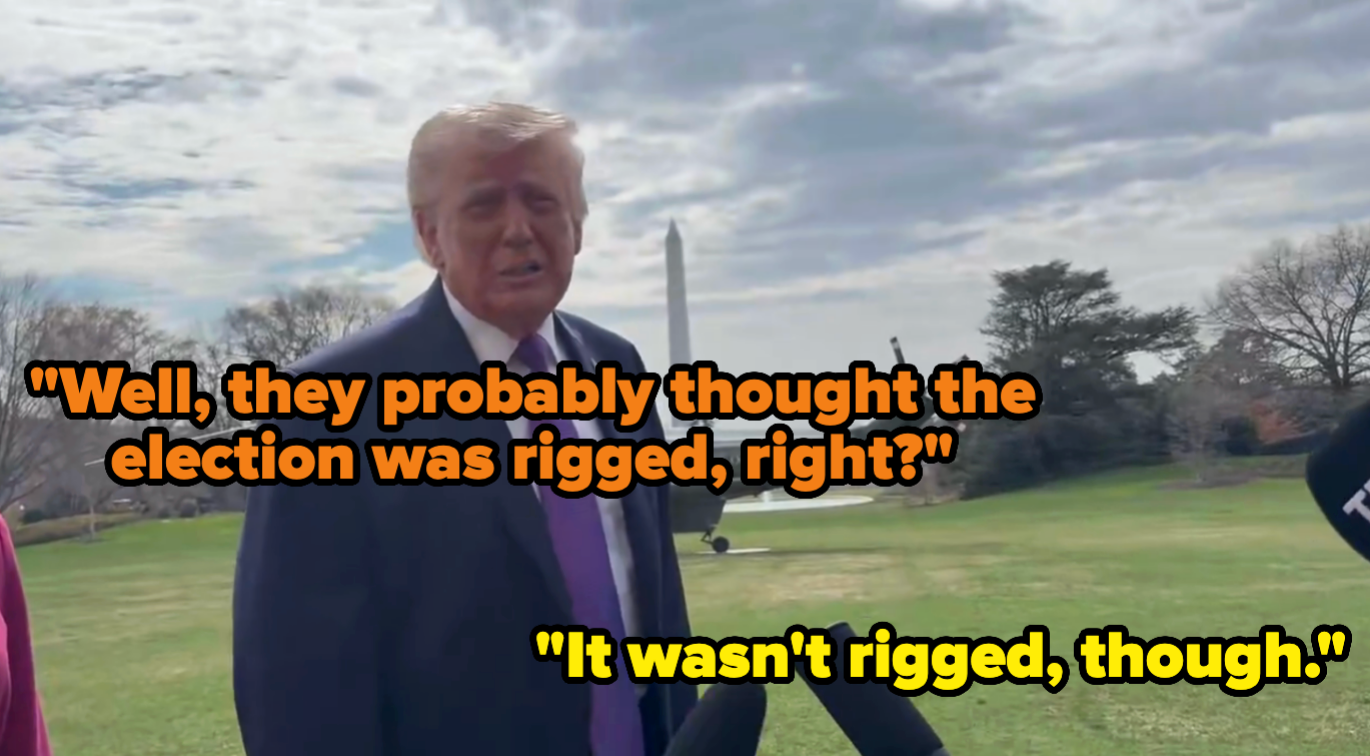 Person som snakker utendørs til journalister med sitat: 