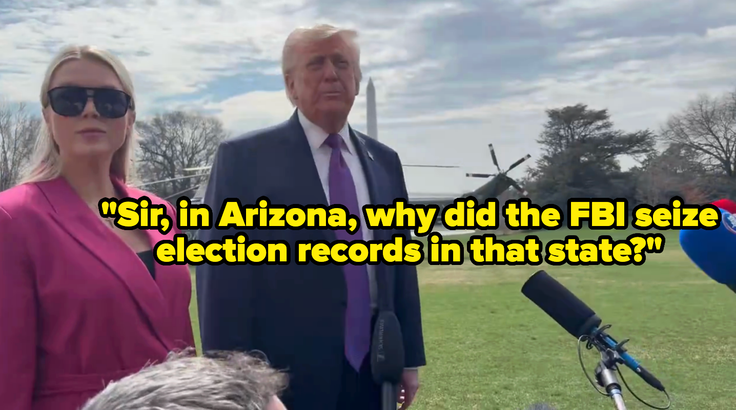 Folk står utendørs i nærheten av et helikopter. Overlagt tekst: 