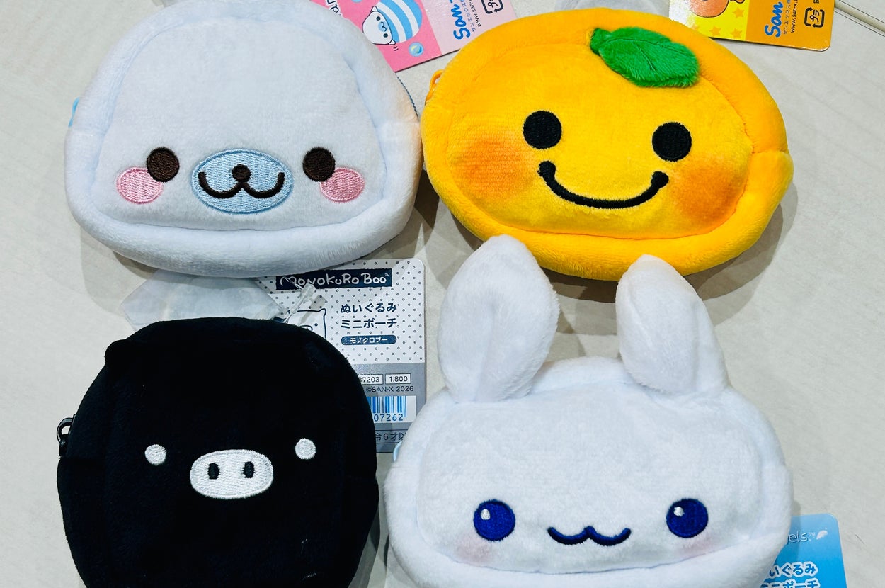 サンエックスから販売される新商品のぬいぐるみミニポーチ4種（「ツインラビットエンジェル」、「みかんぼうや」、「モノクロブー」、「まめゴマ」）が並んだ様子