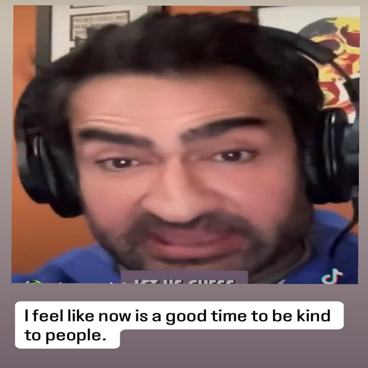 Uma pessoa usando fones de ouvido parece estar falando apaixonadamente. A sobreposição de texto diz: "Sinto que agora é um bom momento para ser gentil com as pessoas."