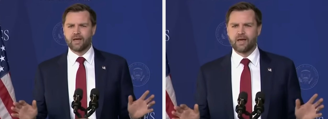 Mann i dress holder tale ved et podium med amerikanske flagg i bakgrunnen