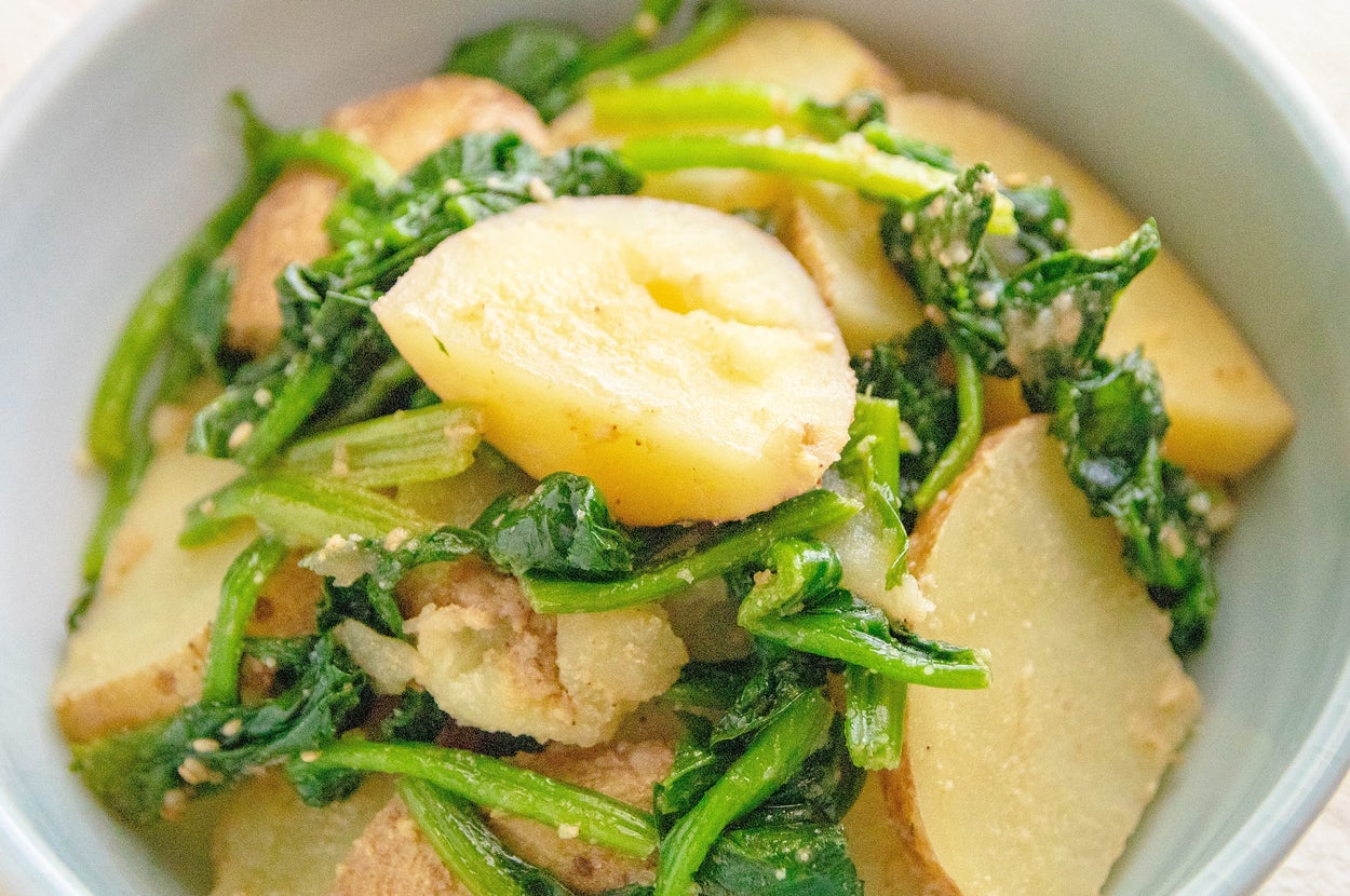 じゃがいもとほうれん草を使ったシンプルな料理が白いボウルに盛られている。