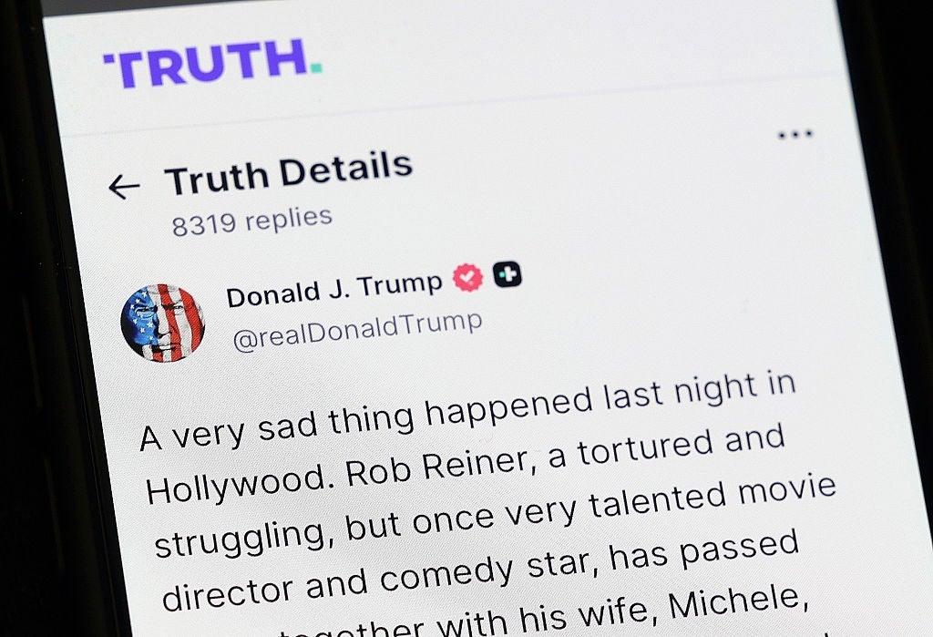 Sosiale medier legger ut skjermbilde fra Donald J. Trump som kunngjør døden til filmregissøren og komikeren Rob Reiner