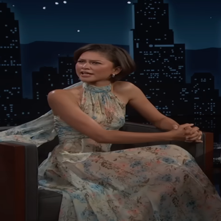 Uma celebridade participa de um talk show usando um vestido elegante e esvoaçante com top estilo frente única e estampa floral