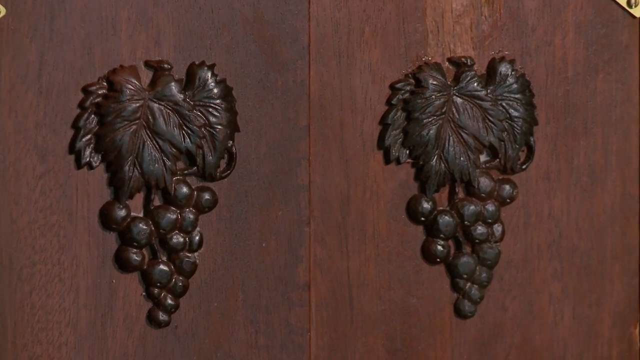 Wooden sheet with 2 carved grape clusters