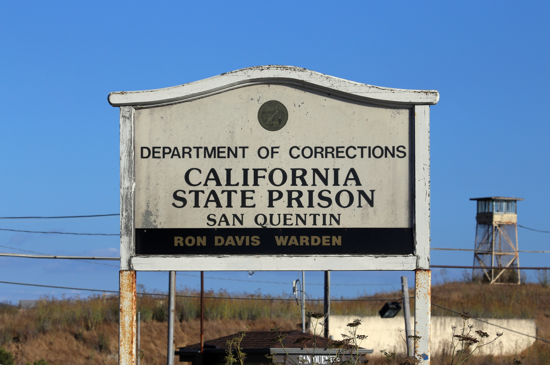 Sign for California State Prison, San Quentin, with a defender operation and barbed ligament successful the background