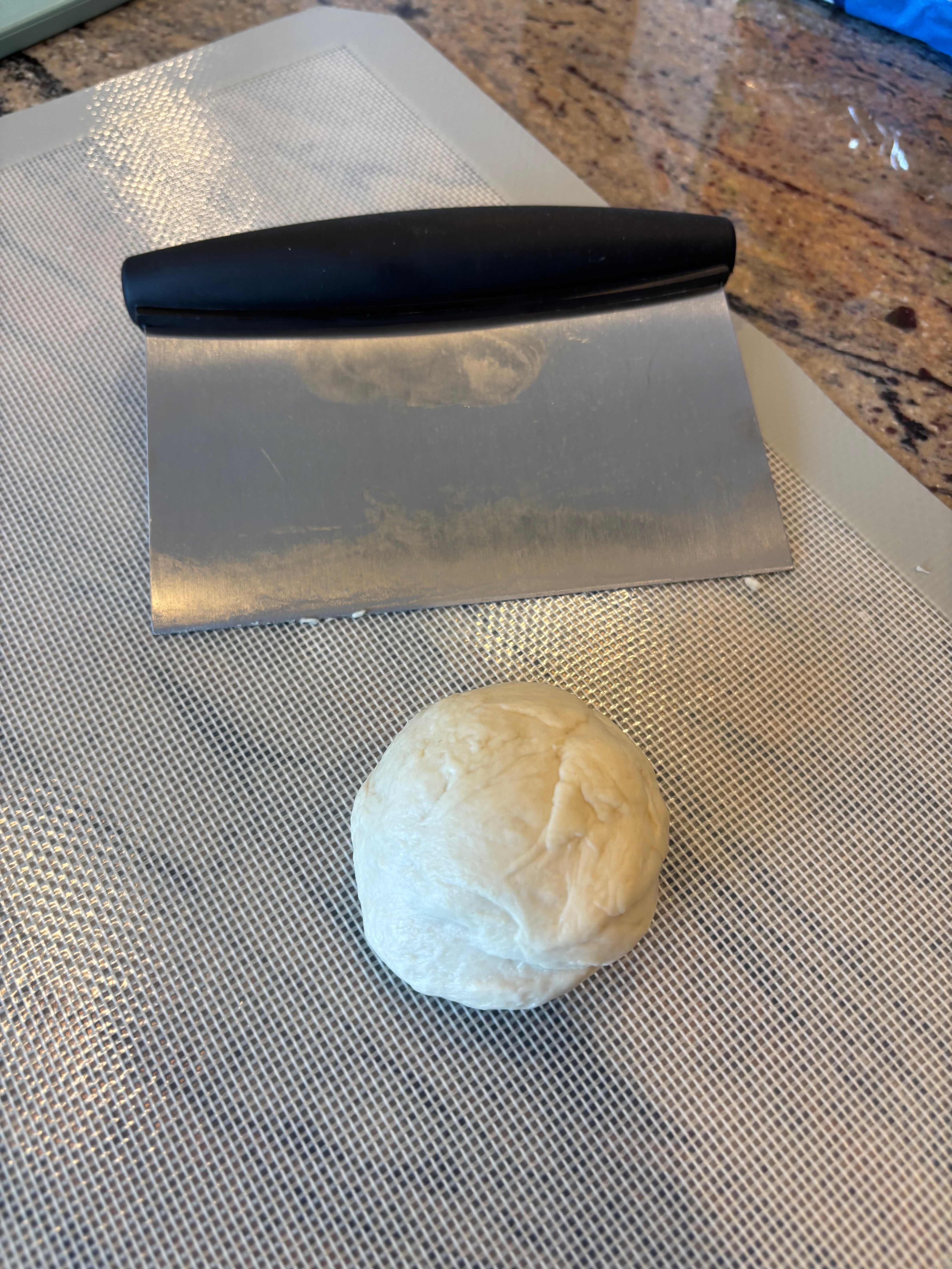 Dough shot  and metallic  scraper connected  a non-stick mat, acceptable   for baking preparations