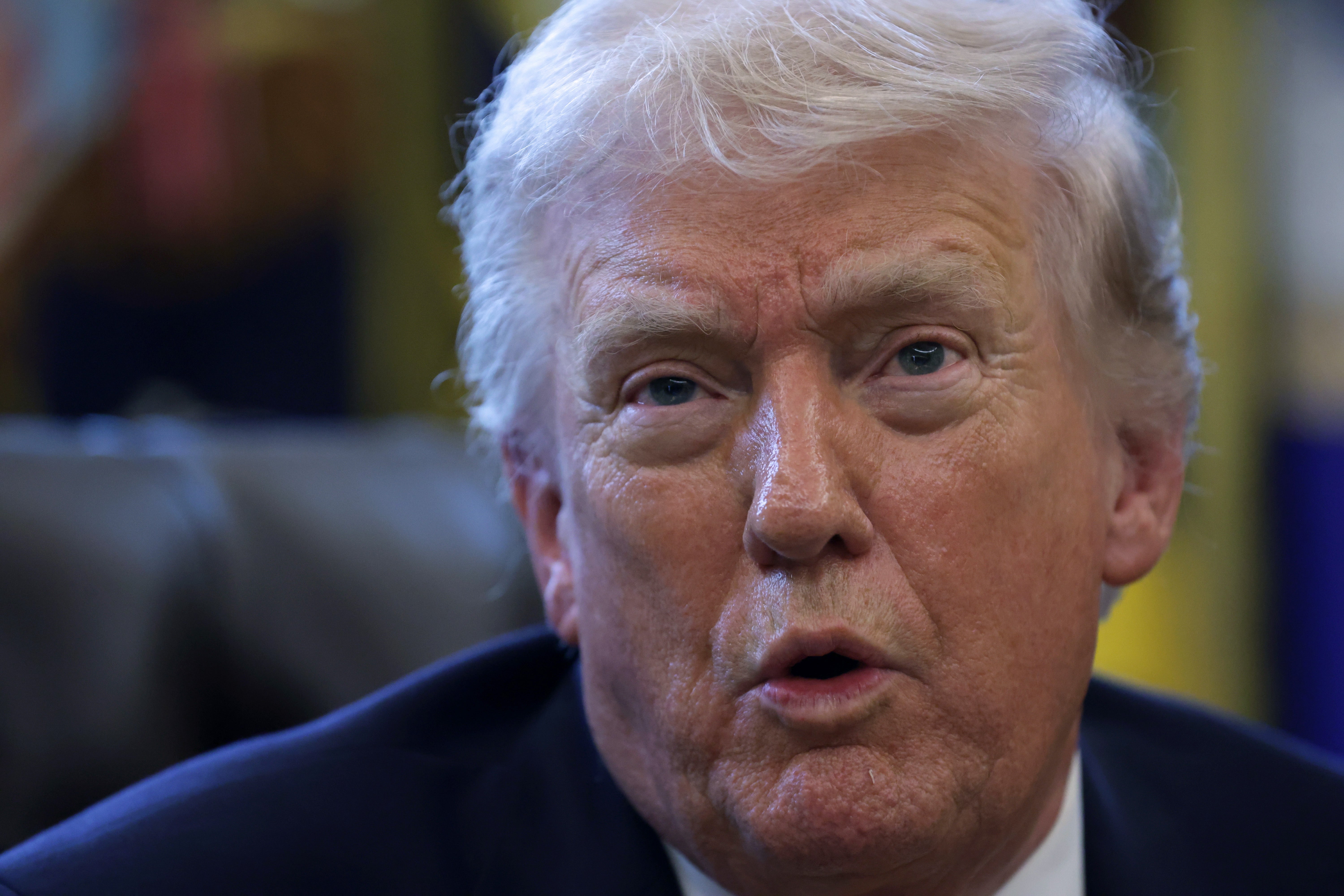 Mann snakker i en formell setting