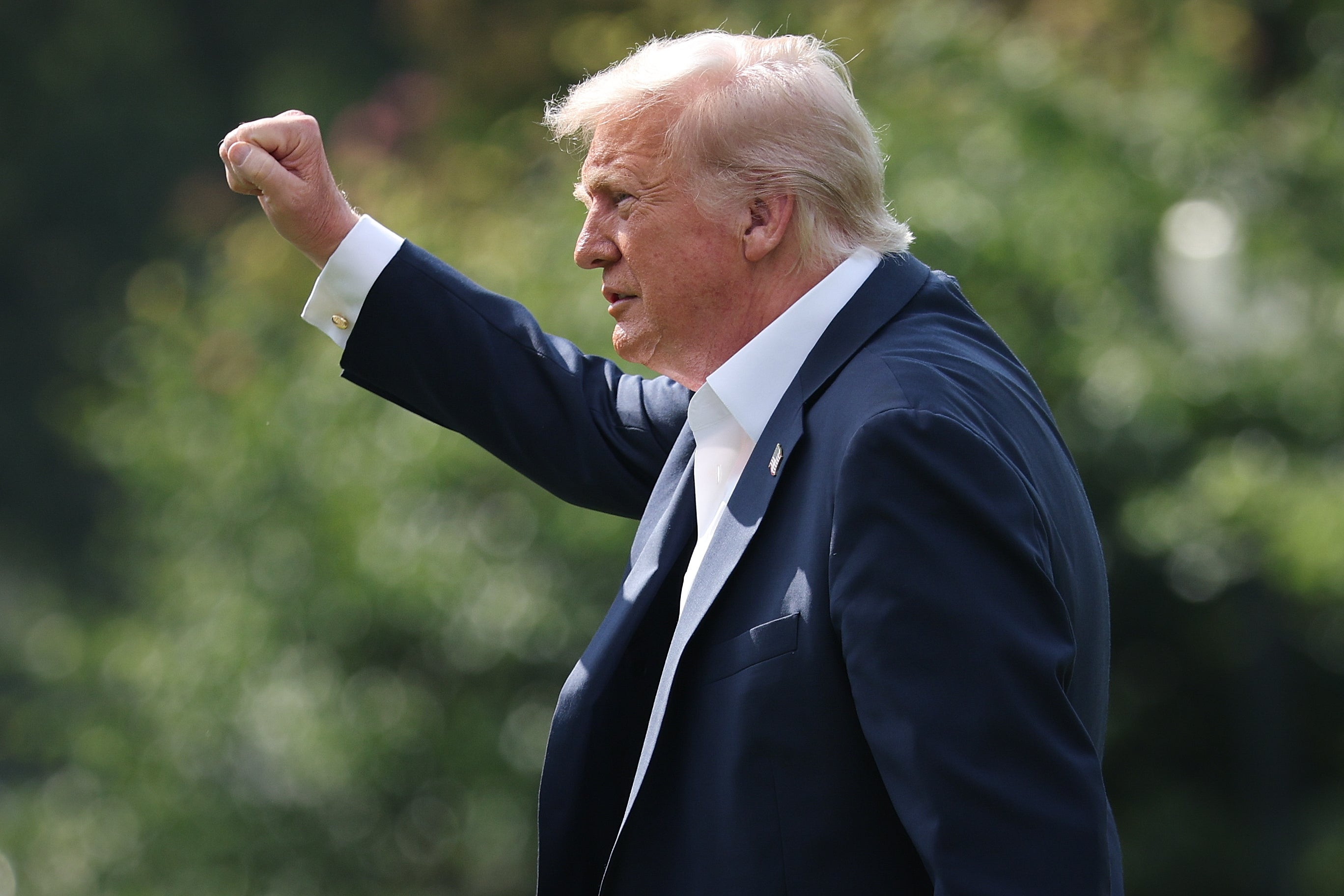 En person i dress hever neven mens han går utendørs