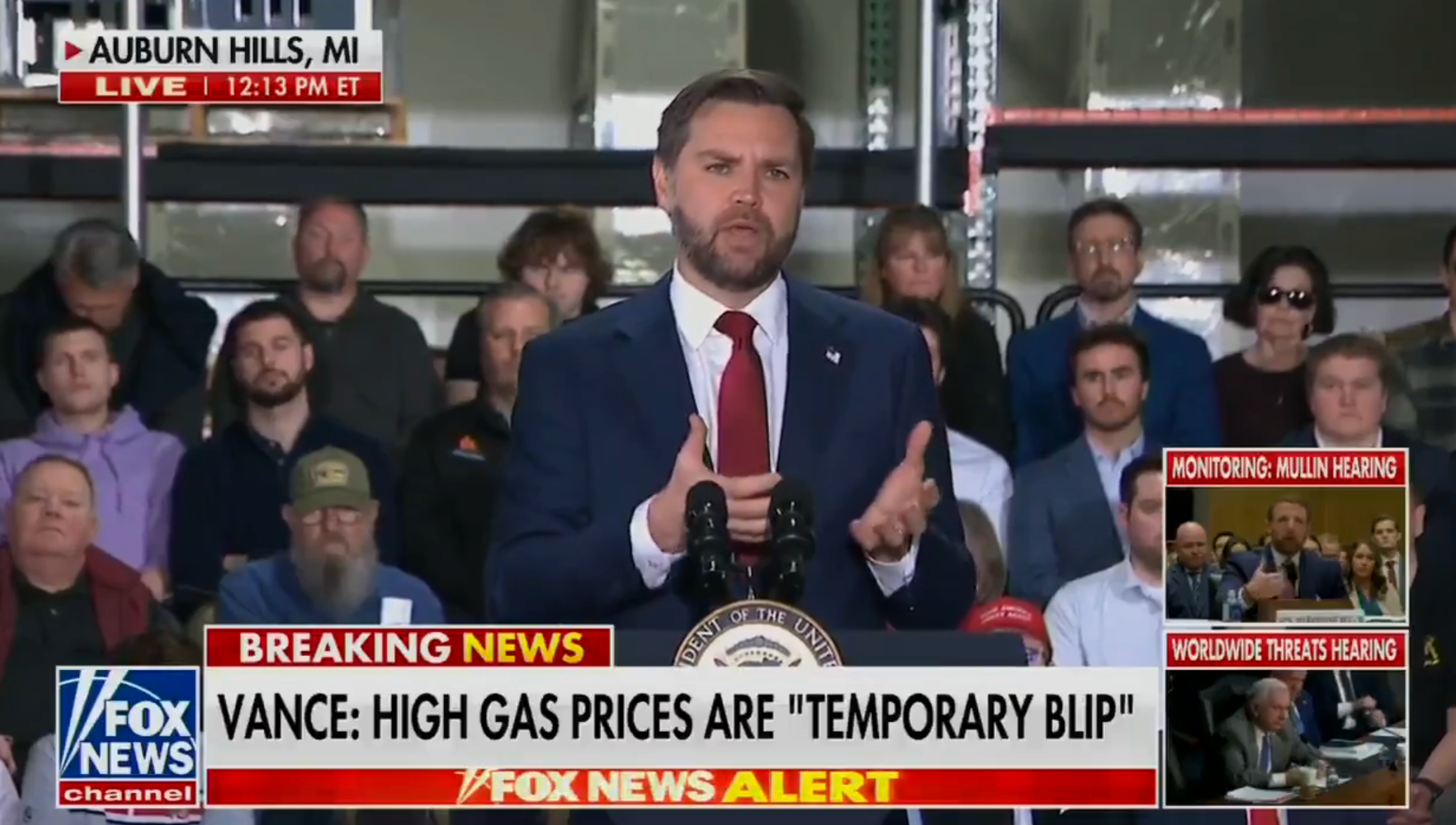 Mann i dress snakker på podiet med «Vance: High Gas Prices Are 'Temporary Blip'" overskriften nedenfor. Publikum synlig i bakgrunnen