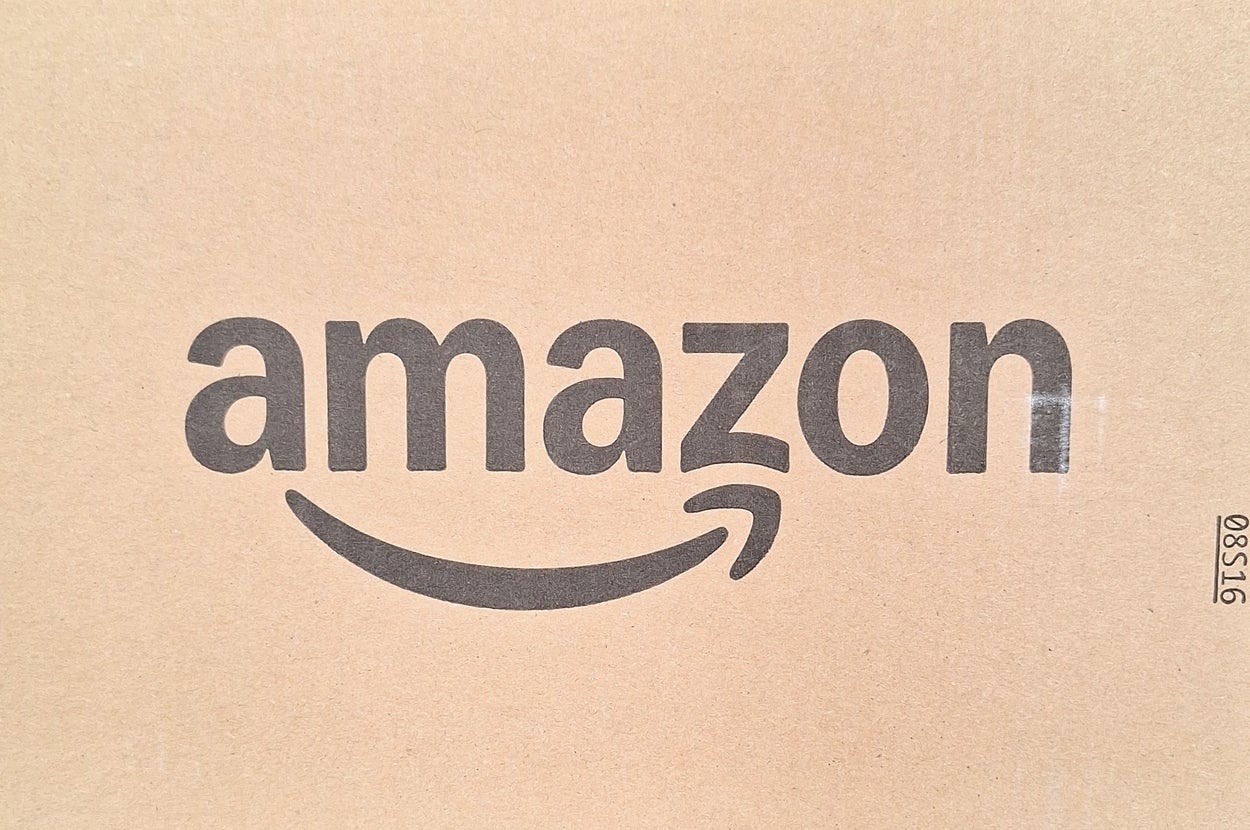 Amazonのロゴが印刷された段ボール箱。