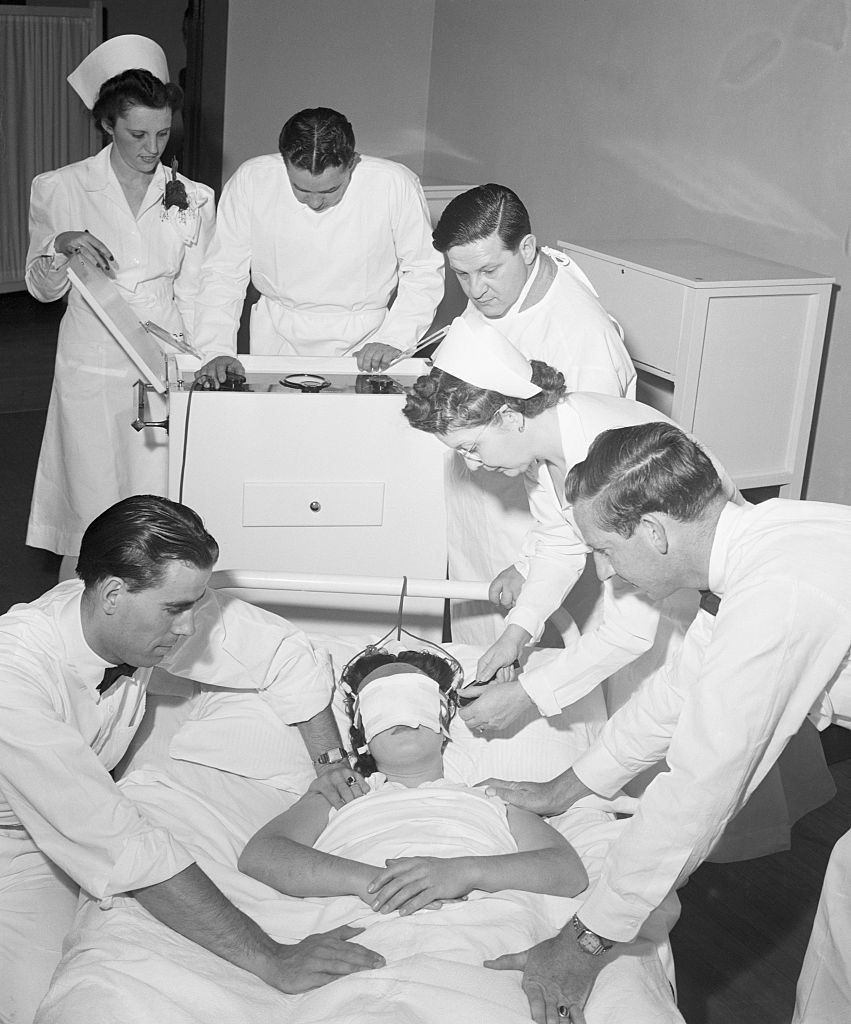 Medical unit astir a diligent successful an robust lung, administering attraction successful a infirmary setting