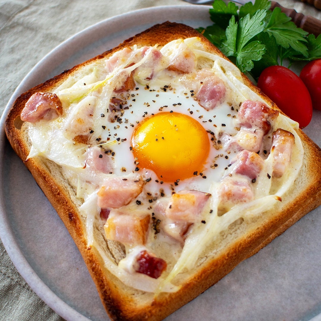 期間限定】とろ〜り黄身を絡めて食べる、新玉ねぎのベーコンエッグ