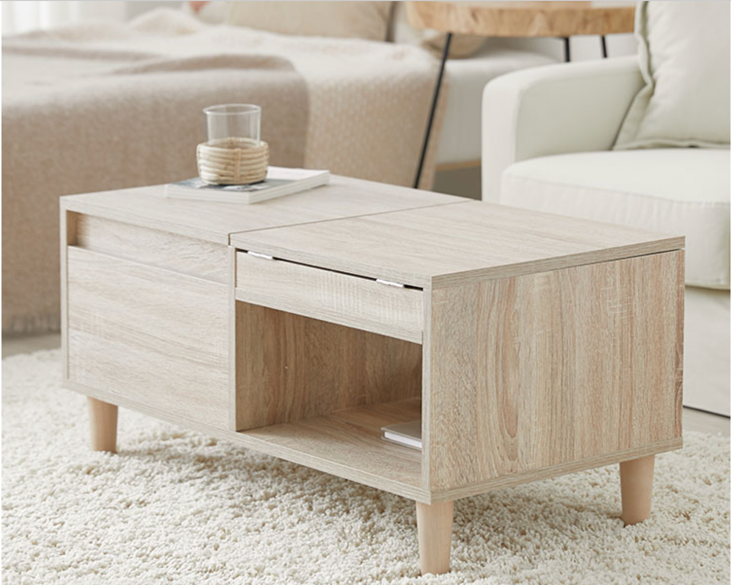 「テーブルドレッサー」がリビングに置かれている。上にグラスと本が置かれ、周囲にはソファとカーペットがある。可愛いだけでなく、機能的なデザインだ。