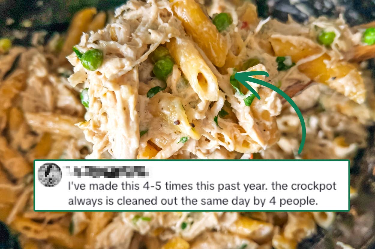 Close-up of creamy pasta with chicken and peas, accompanied by a positive review highlighting frequent preparation and quick consumption by four people
