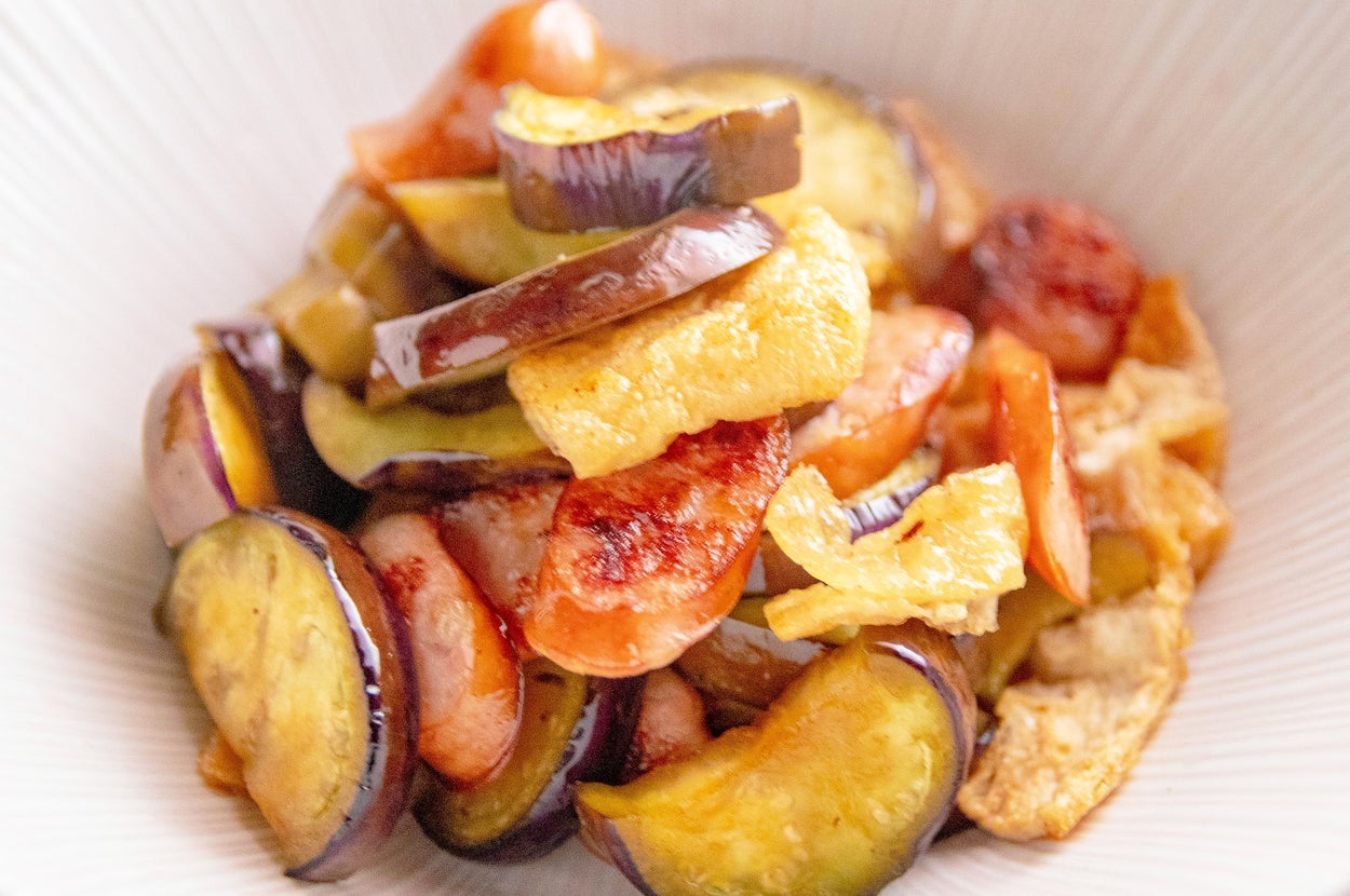 皿に盛られた焼き茄子とソーセージの料理。