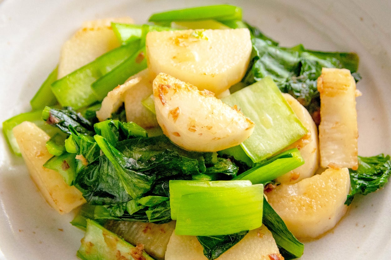 皿に盛り付けられた青菜と炒めた野菜料理。