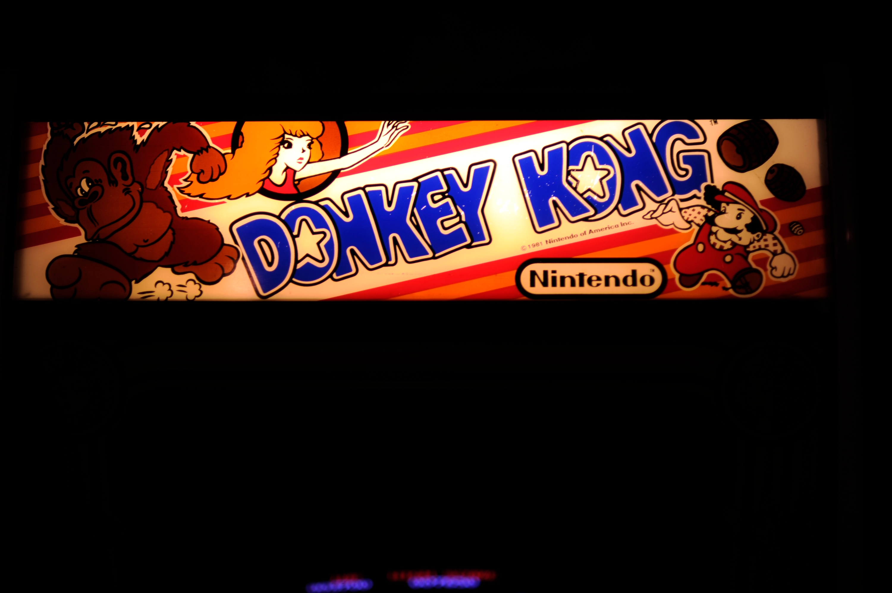 Donkey Kong arcade header with graphics of Donkey Kong, a damsel, and Mario; classical video crippled branding and Nintendo logo displayed