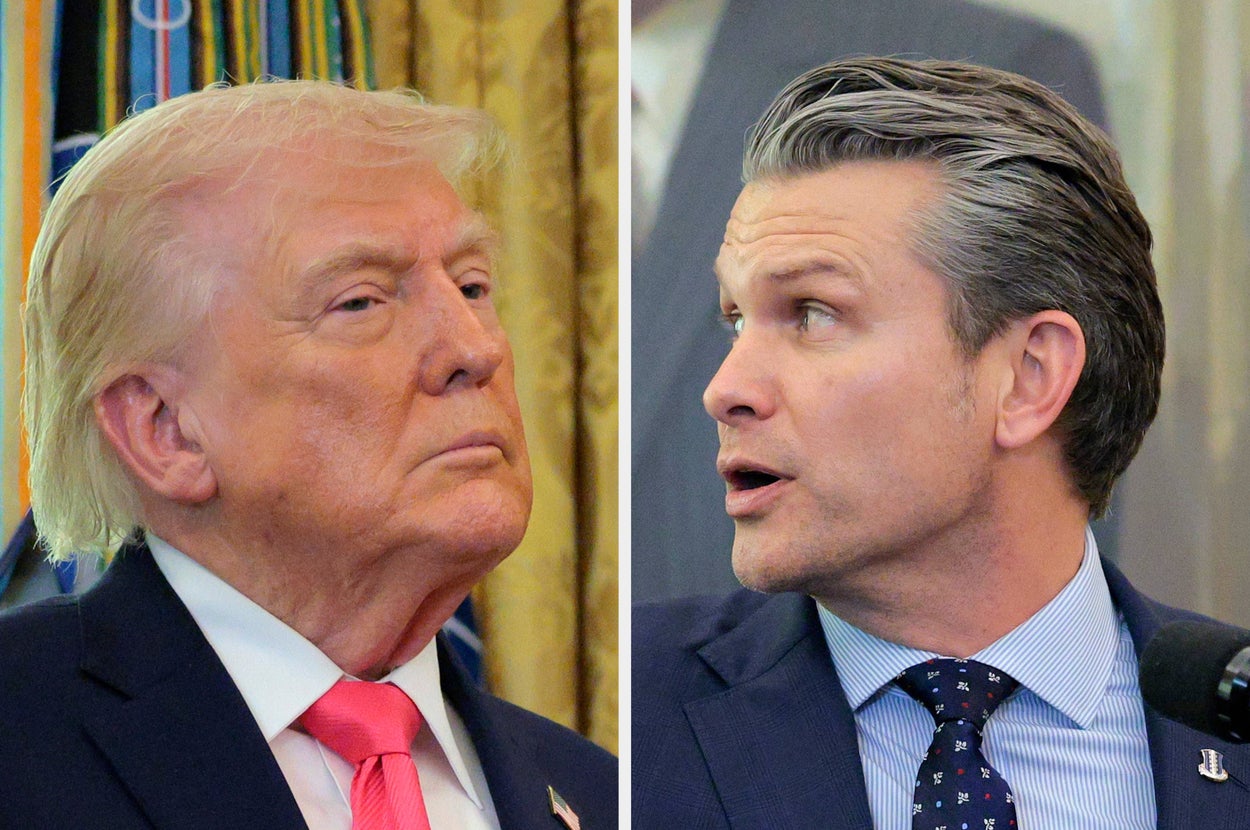 演説中に振り返り、トランプ氏に目をやるヘグセス氏（＝2026年3月24日撮影） / Chip Somodevilla / Getty Images