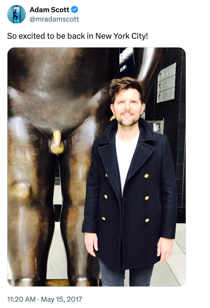 A idiosyncratic stands adjacent to a ample bronze statue with a humorous expression, arsenic noted successful a societal media station astir being successful New York City