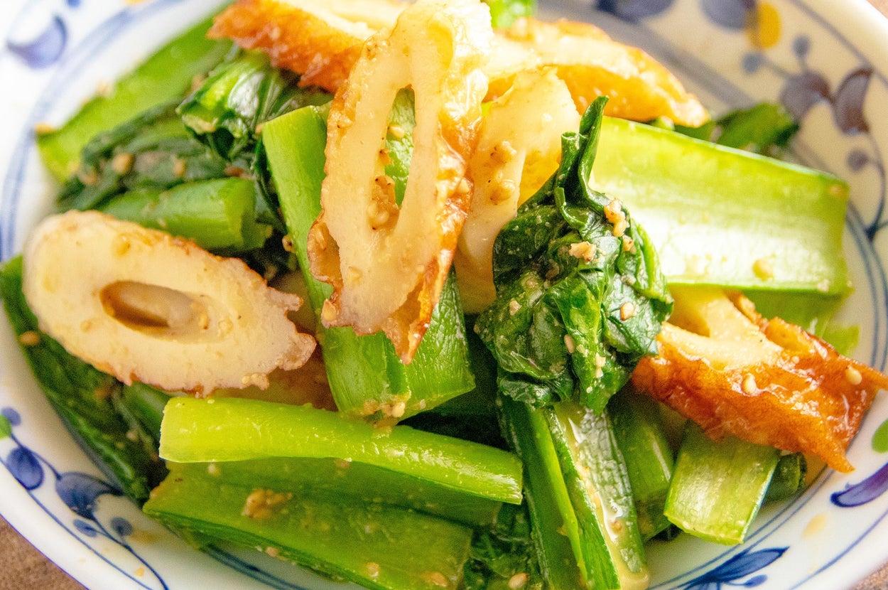 青菜とちくわの和え物が小鉢に盛られている料理。