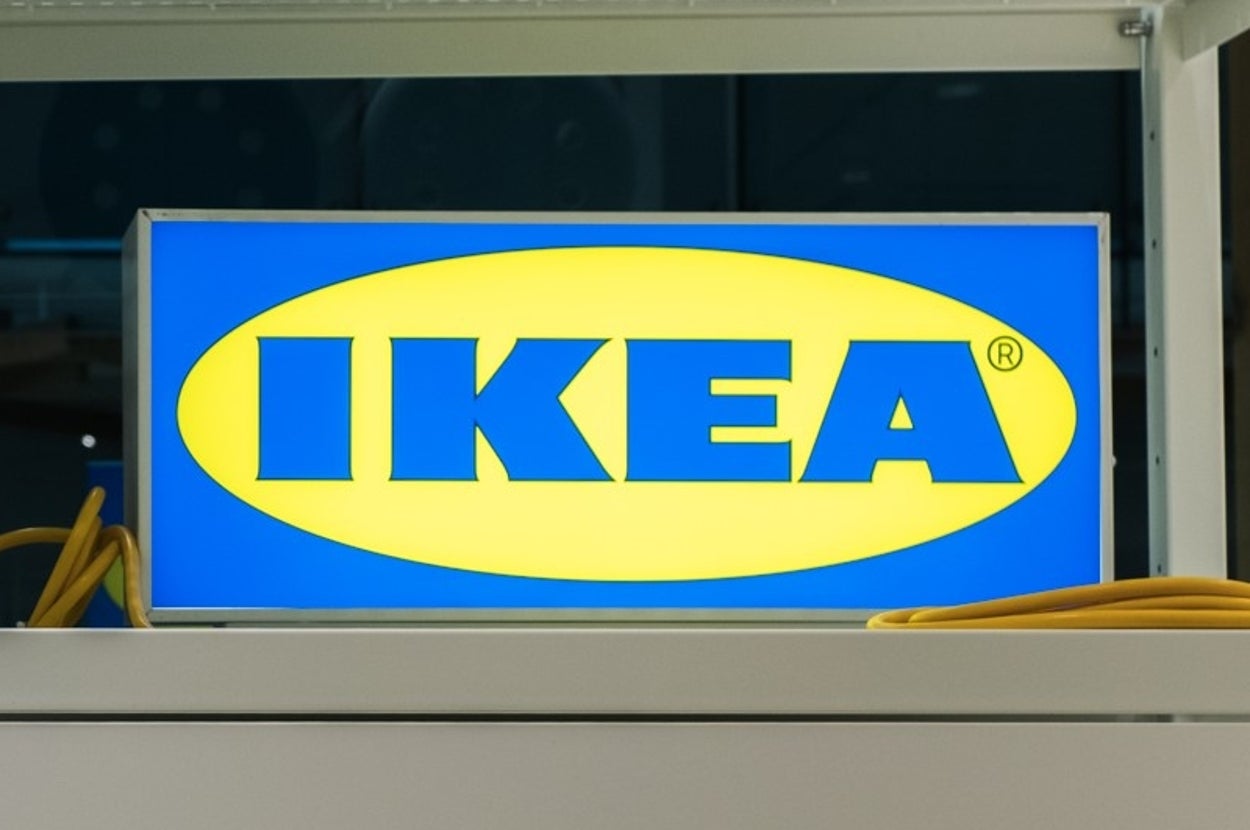 IKEAのロゴがディスプレイされた店内看板。