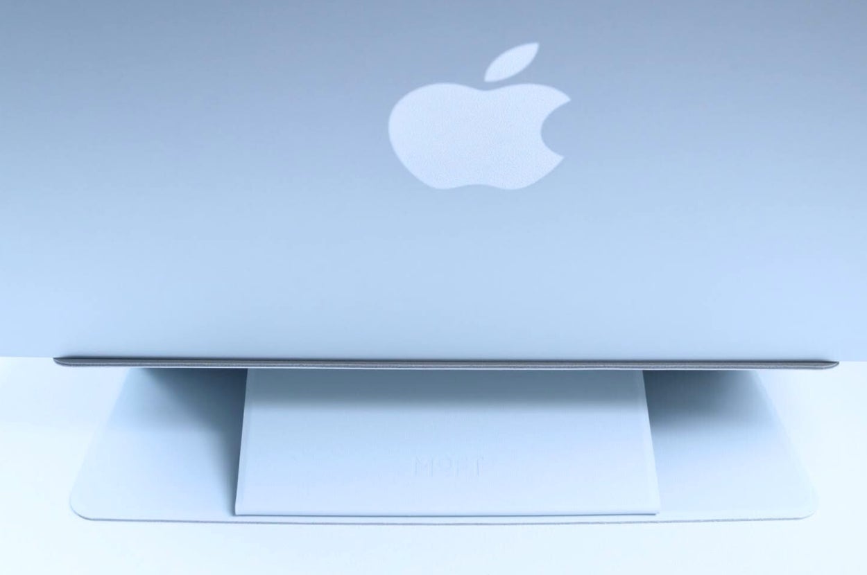 MOFTの「ノートパソコンスタンド 非粘着式（ミスティグレー）」の断面図。重さ192g、厚さ4mmの超軽量設計。