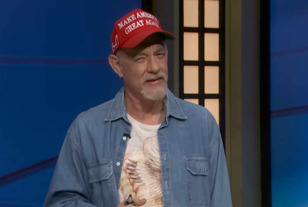 Mann som har på seg en "Make America Great Again" lue, dongeriskjorte og t-skjorte med trykk, stående i studio