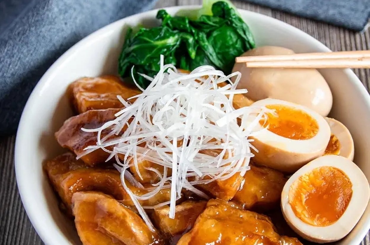 皿に盛られた車麩の角煮、煮卵、ほうれん草、白髪ねぎ。