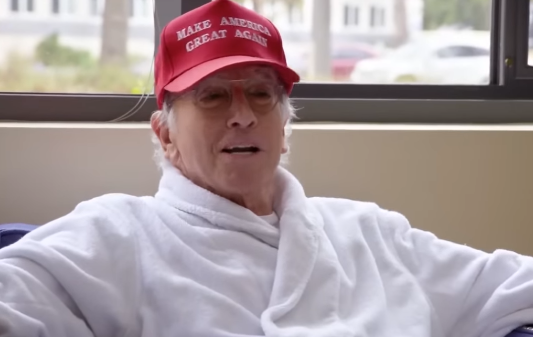 Eldre mann i badekåpe iført en 