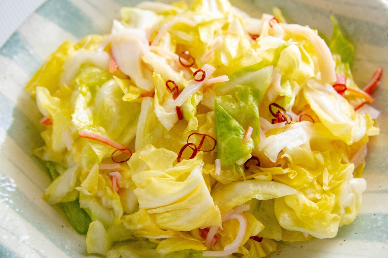 キャベツとチリを使ったサラダが皿に盛られています。