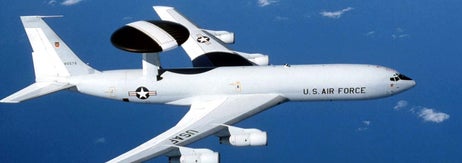 飛行中の米軍の早期警戒管制機「E-3セントリー」のイメージ写真
