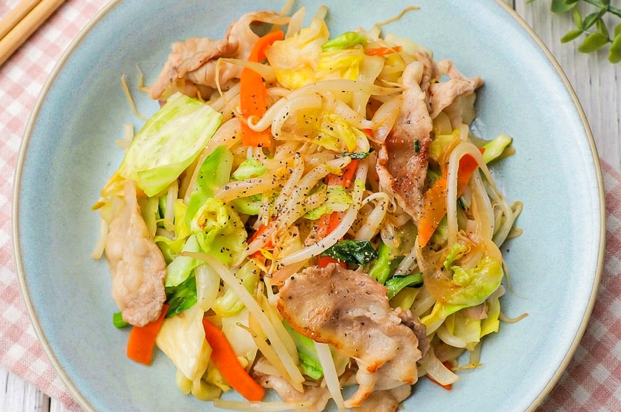 キャベツ、にんじん、もやし、豚肉の炒め物が皿に盛られている。