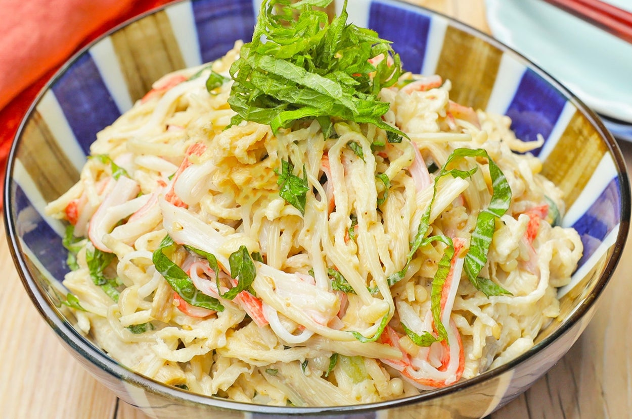 おいしそうなカニカマと野菜のサラダが盛られた和風の器。シソの葉が上に添えられています。