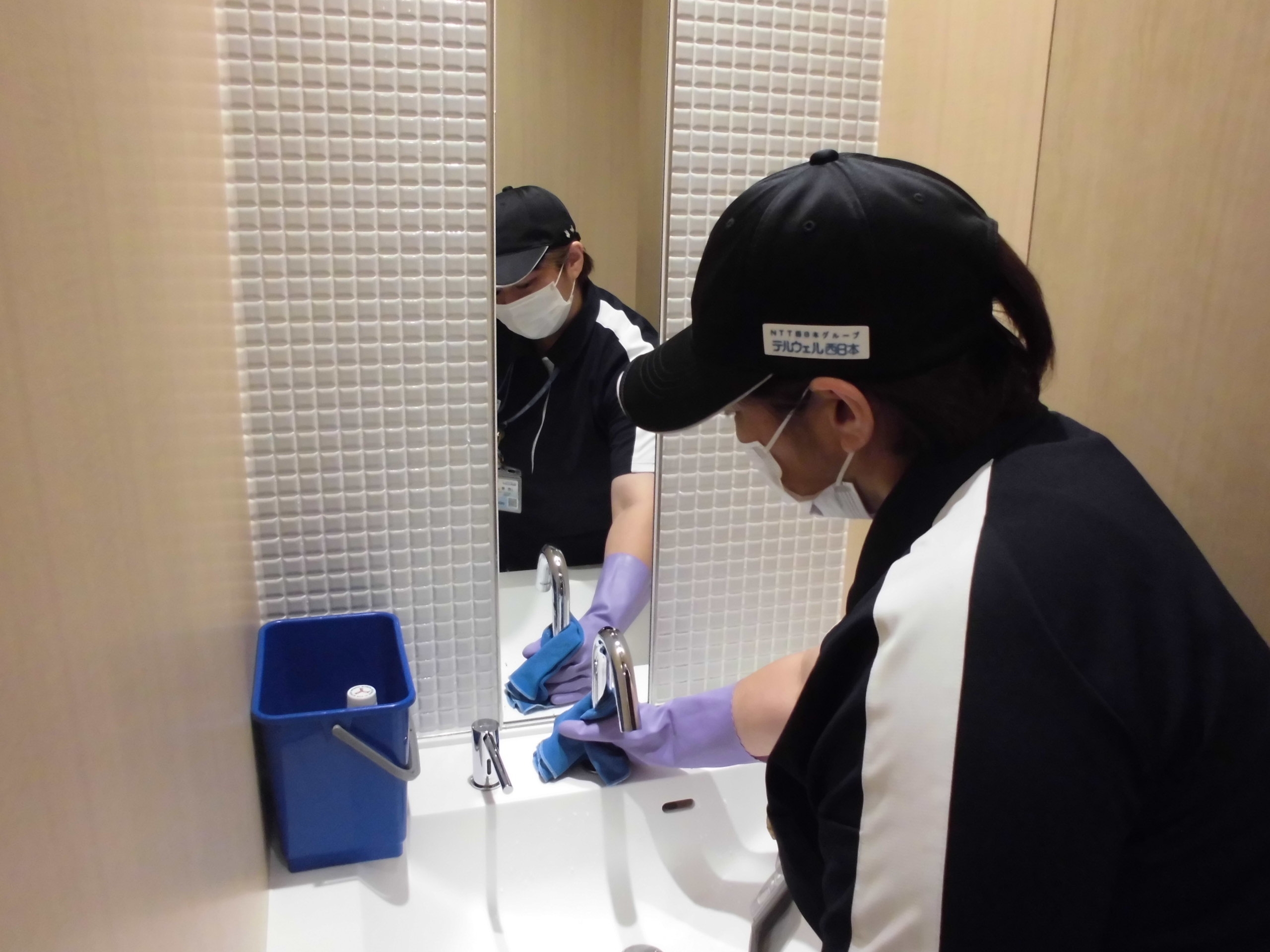 ビル清掃業務のイメージ（テルウェル西日本提供）