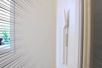 山崎実業（Yamazaki）のtower「 マグネット スパチュラ ホワイト」 。壁に取り付けられた白いスパチュラ。