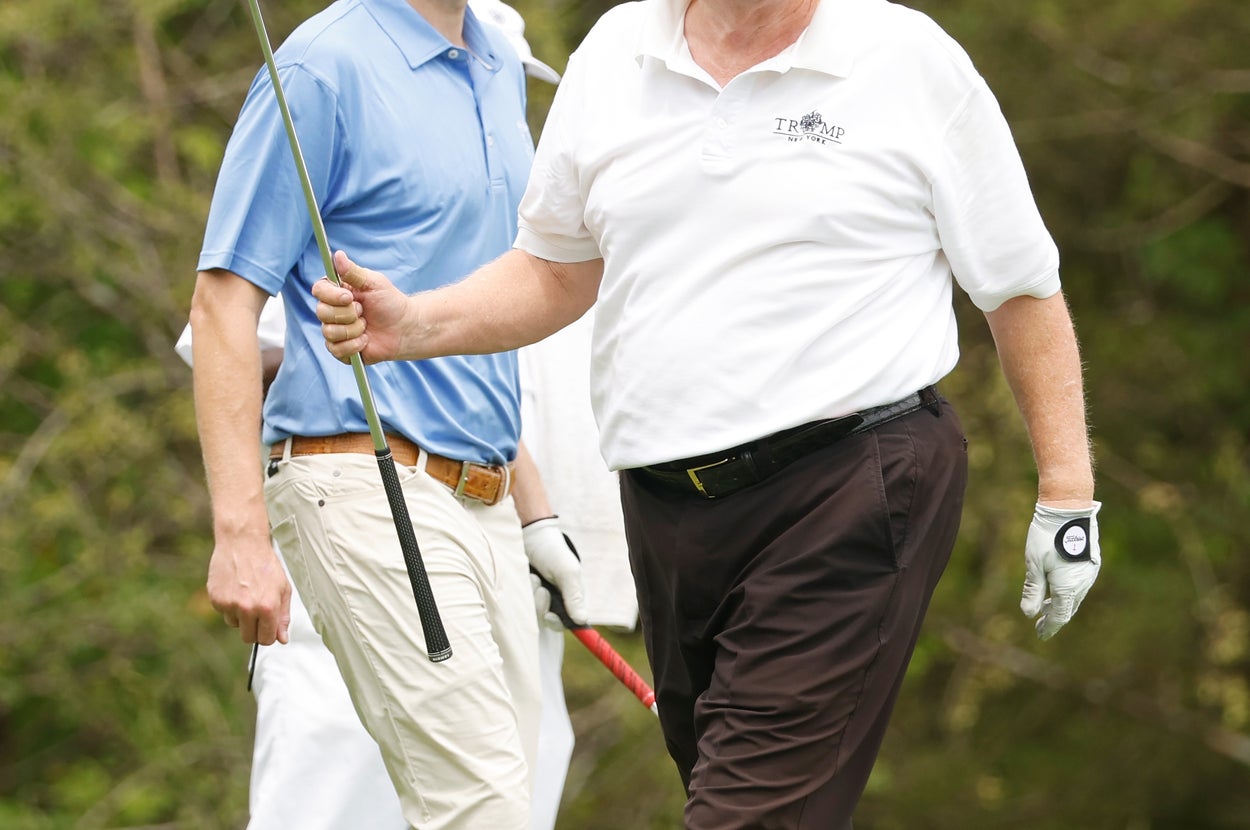ゴルフを楽しむドナルド・トランプ前大統領（当時）とエリック・トランプ氏（＝2022年7月28日撮影）/ Cliff Hawkins / Getty Images