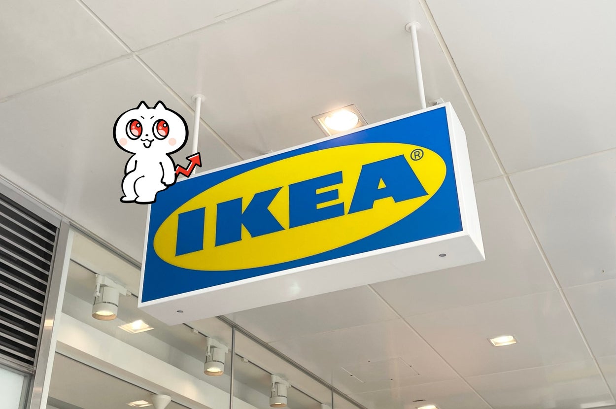 IKEAの店頭看板が屋根から吊り下がっています。