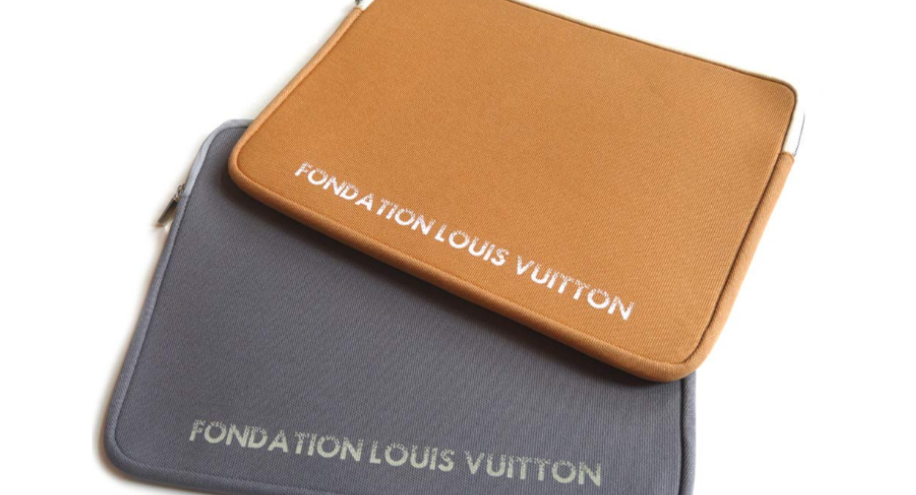ルイ・ヴィトン財団のロゴが入った2つのラップトップケース。
