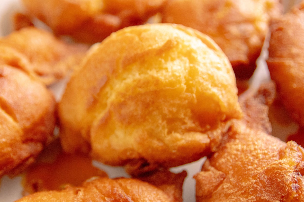 クリスピーな焼きたてのフリッターが盛られている皿。