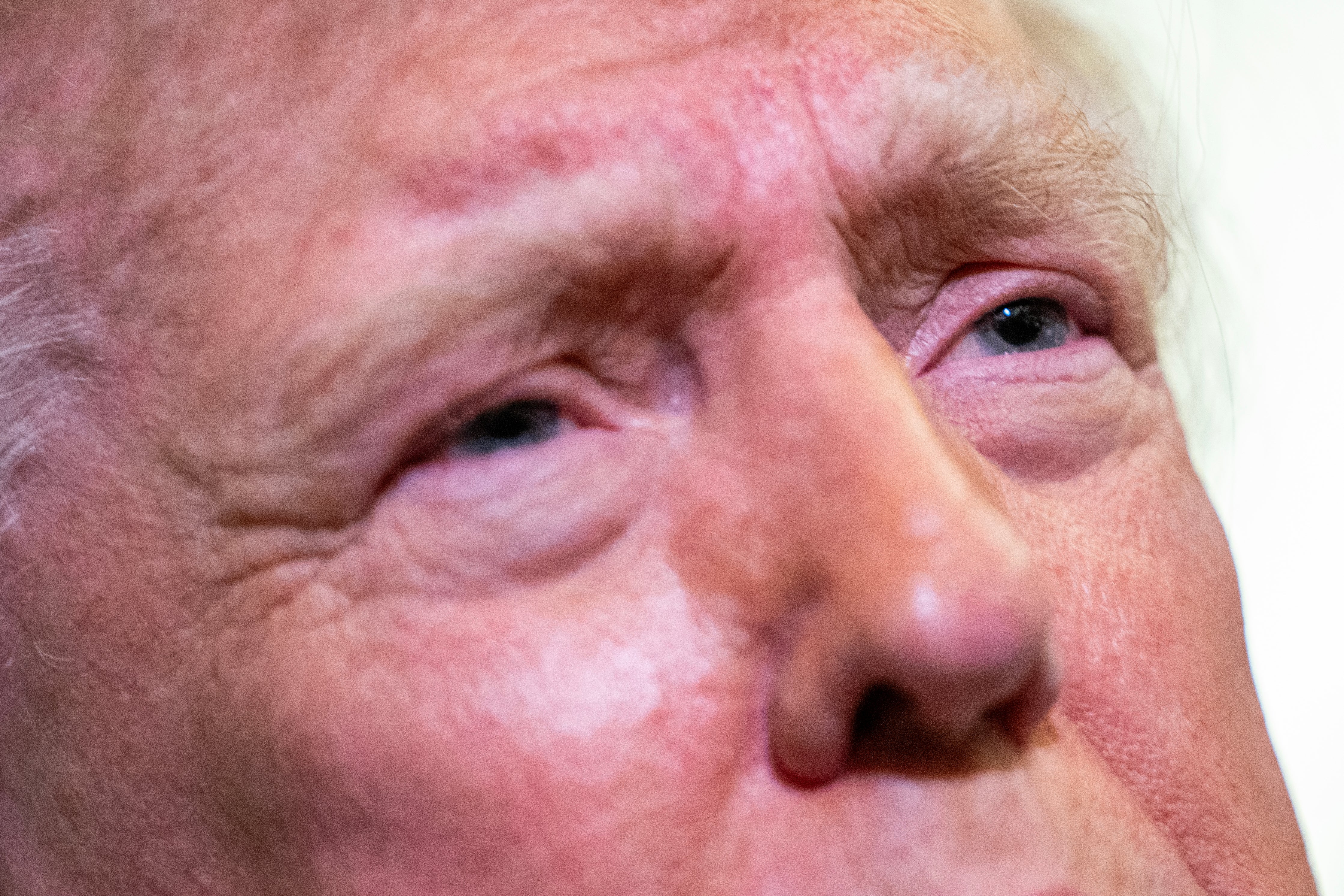 Nærbilde av en persons ansikt med fokus på øynene og nesen