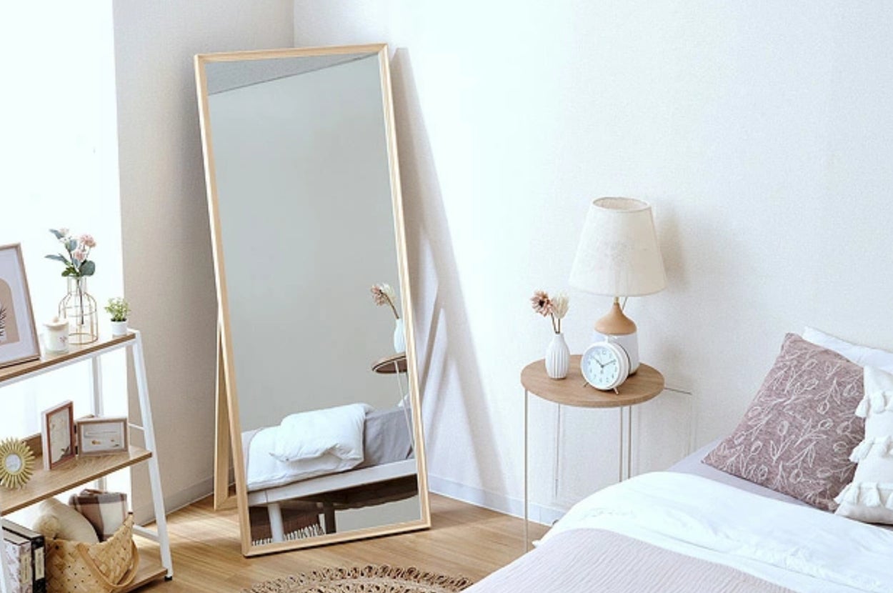 ドウシシャ「全身鏡 大型 鏡 スリム スタンドミラー ミラー 姿見鏡」を置いた部屋。自然で落ち着いた雰囲気の寝室。