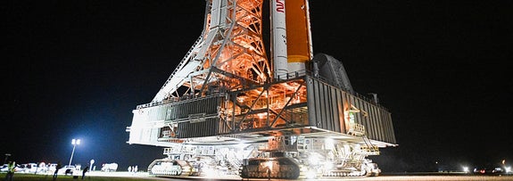 夜に移動中の大型ロケット打ち上げ台。