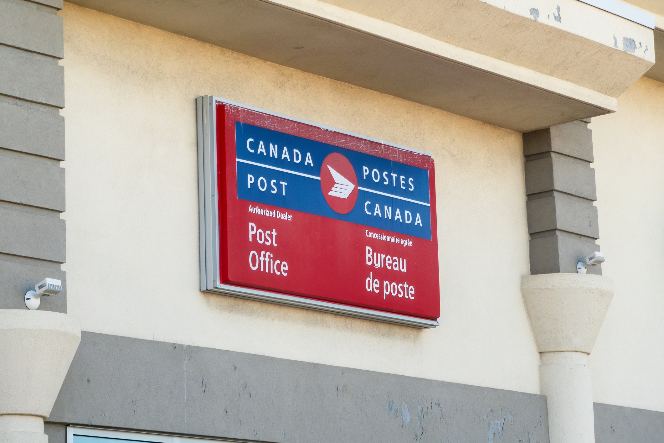  "Post Office" and "Bureau de poste."