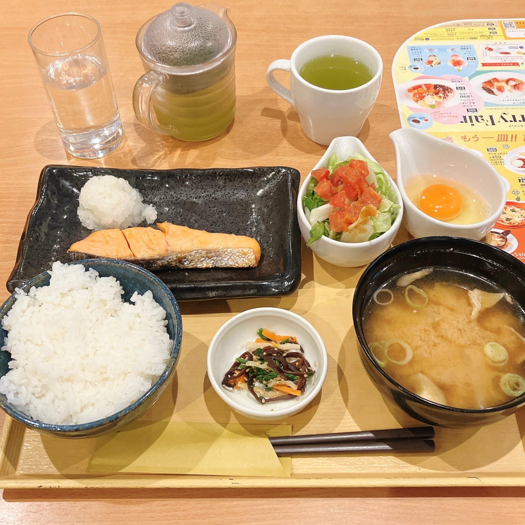 COCO'S（ココス）の「銀鮭の朝定食～鬼おろし添え～」がトレーにのっている