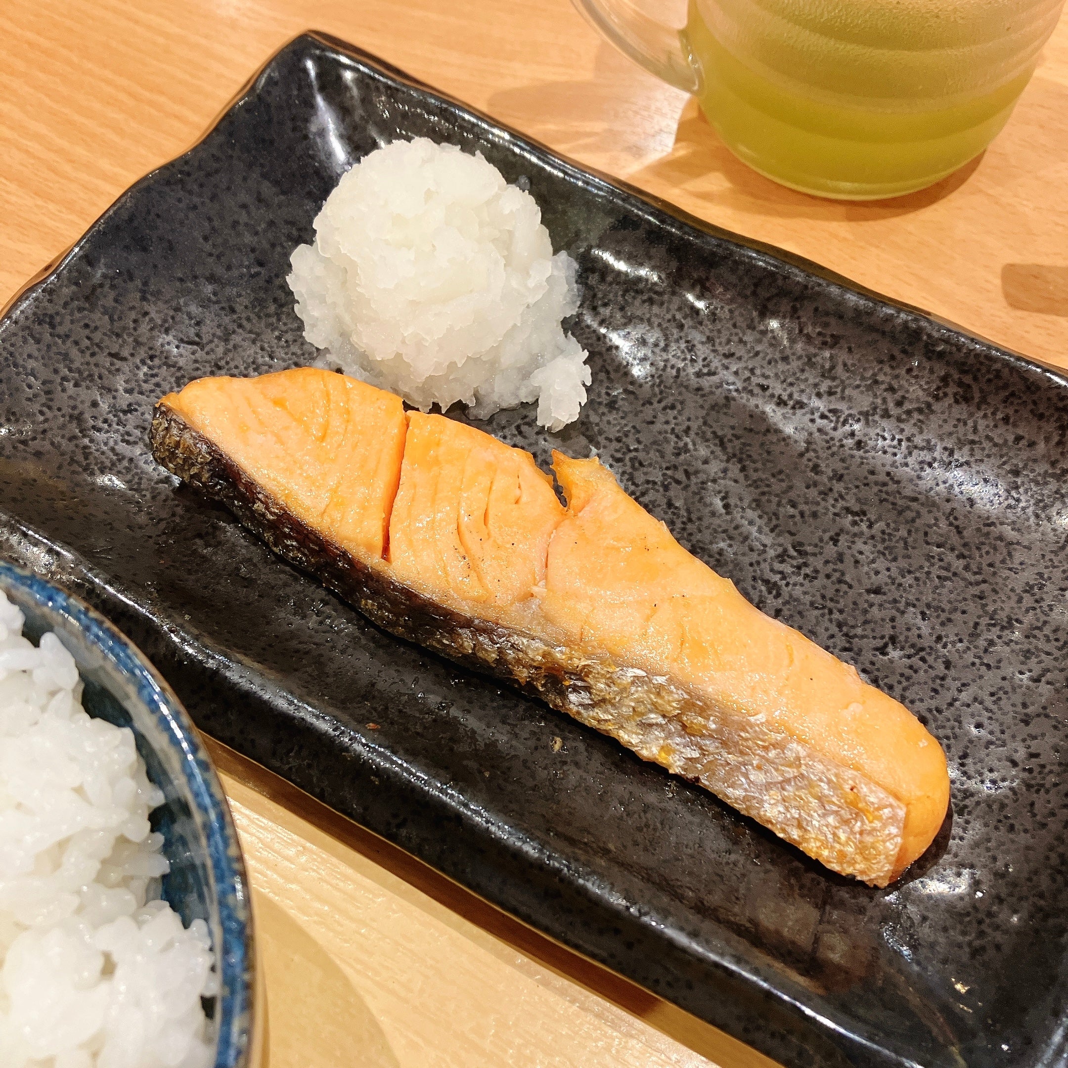 COCO'S（ココス）の「銀鮭の朝定食～鬼おろし添え～」銀鮭のアップ写真